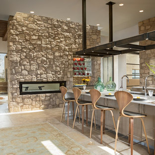 Неиссякаемый источник вдохновения для домашнего уюта: огромная параллельная кухня в стиле современная классика с кладовкой, монолитной раковиной, плоскими фасадами, бежевыми фасадами, столешницей из кварцита, синим фартуком, фартуком из стекла, техникой из нержавеющей стали, полом из известняка, островом и бежевым полом