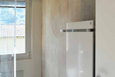 Immagine di una stanza da bagno con doccia minimalista di medie dimensioni con porta doccia scorrevole e carta da parati