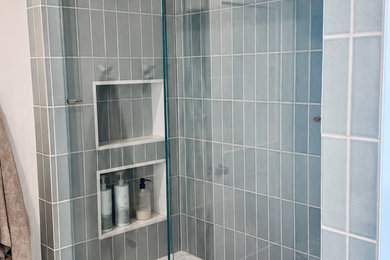 Mid-sized beach style master porcelain tile and beige floor bathroom photo in Los Angeles
