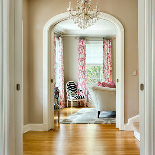 Idee per un ingresso o corridoio tradizionale con pareti beige, pavimento in legno massello medio e pavimento giallo