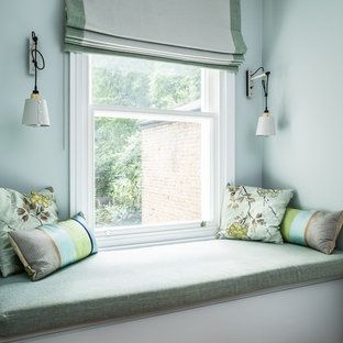 Inspiration för mellanstora klassiska hallar, med blå väggar, mellanmörkt trägolv och brunt golv