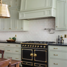 Color in kitchen cabinets