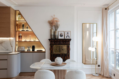 Idée de décoration pour une salle à manger ouverte sur le salon tradition de taille moyenne avec un mur blanc, parquet clair, un poêle à bois et éclairage.