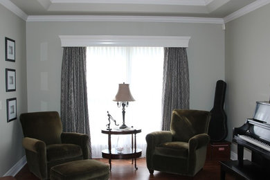 Inspiration for a mid-sized timeless home design remodel in Chicago