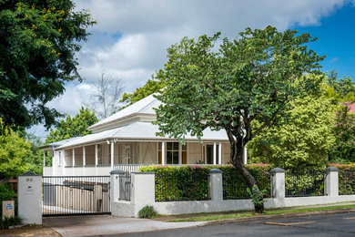 Photo of a contemporary house exterior in Brisbane with a shed roof and a metal roof.