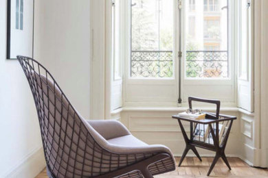 Idee per un grande soggiorno chiuso con sala formale, pareti bianche, parquet chiaro, pavimento beige e soffitto a volta