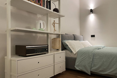 Idee per una piccola camera da letto moderna con parquet scuro