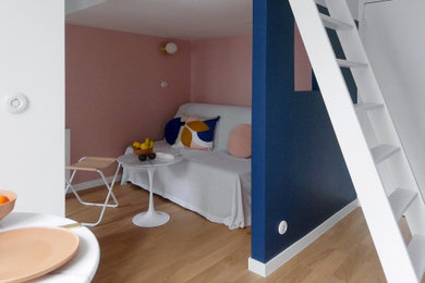 Exemple d'un petit salon moderne ouvert avec un mur rose, parquet clair et un sol beige.