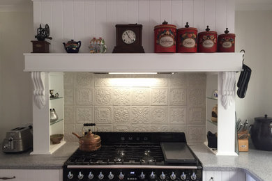 Design ideas for a traditional kitchen in Gold Coast - Tweed.