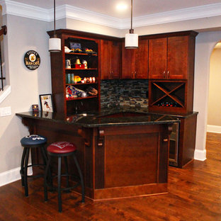 アトランタの小さいトラディショナルスタイルのおしゃれな着席型バー (シェーカースタイル扉のキャビネット、中間色木目調キャビネット、マルチカラーのキッチンパネル、ボーダータイルのキッチンパネル、無垢フローリング) の写真