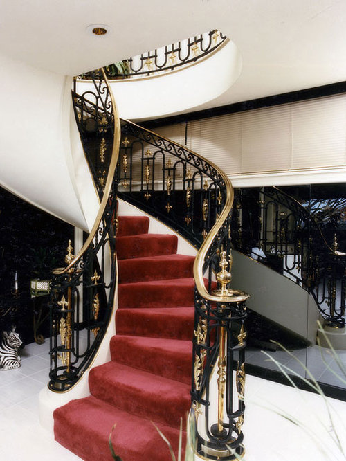 Treppenhaus mit teppich treppenstufen und schwebender treppe ...