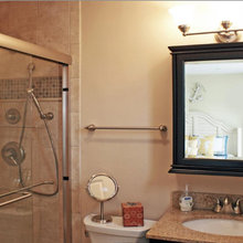 7213 1st Floor Family/Tub Bathroom