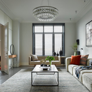 Новые идеи обустройства дома: парадная гостиная комната в современном стиле с белыми стенами, телевизором на стене и серым полом