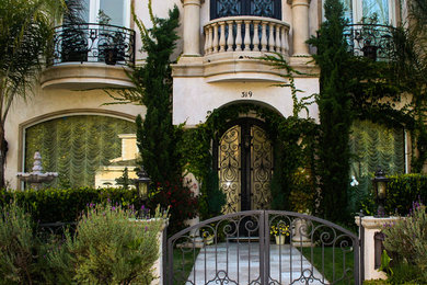 Example of a classic exterior home design in Los Angeles