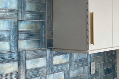 Foto de cocina marinera con encimera de mármol, salpicadero azul, salpicadero de azulejos de vidrio y encimeras blancas