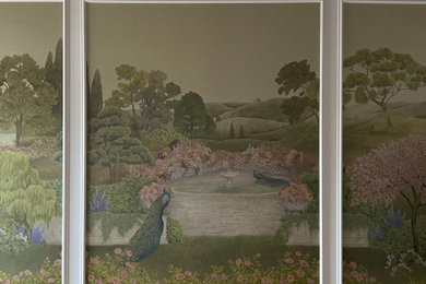 Idee per un grande soggiorno tradizionale chiuso con pareti bianche, parquet chiaro, nessun camino, parete attrezzata, pavimento marrone, soffitto a volta e boiserie