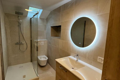 Aménagement d'une salle de bain classique avec WC suspendus, un carrelage beige, des carreaux de céramique, un mur beige, un sol en carrelage de céramique, un plan vasque, un sol blanc et une cabine de douche à porte battante.