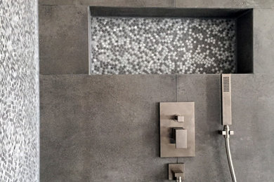 Mittelgroßes Modernes Duschbad mit flächenbündigen Schrankfronten, roten Schränken, bodengleicher Dusche, Wandtoilette, grauen Fliesen, Metallfliesen, weißer Wandfarbe, Keramikboden, Einbauwaschbecken, Quarzwerkstein-Waschtisch, grauem Boden, offener Dusche und weißer Waschtischplatte in Köln