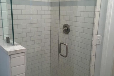 Diseño de cuarto de baño principal minimalista con ducha empotrada, baldosas y/o azulejos de cemento, suelo con mosaicos de baldosas, lavabo con pedestal, suelo gris y ducha con puerta con bisagras