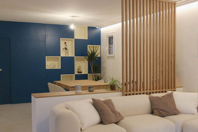 Inspiration pour une salle à manger design de taille moyenne avec un mur blanc, un sol beige et éclairage.