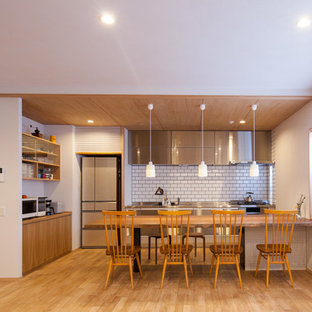 京都のモダンスタイルのLDKの画像 (白い壁、無垢フローリング、茶色い床)