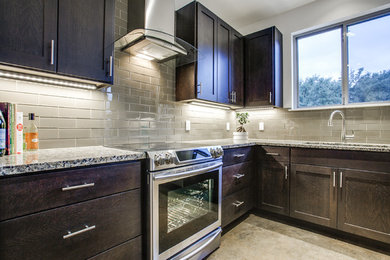 Home design - contemporary home design idea in Dallas
