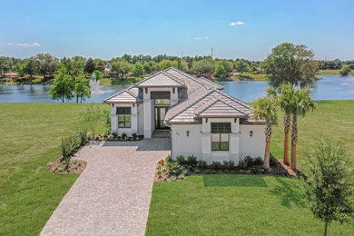 Example of an exterior home design in Orlando