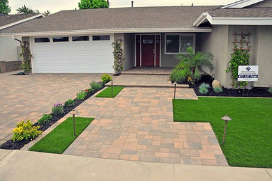 Design ideas for a large contemporary full sun front yard landscaping in Orange County.