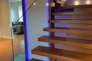Example of a minimalist staircase design in Montreal
