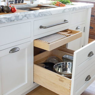 Inspiration för ett stort vintage grå grått kök, med en enkel diskho, luckor med infälld panel, vita skåp, marmorbänkskiva, stänkskydd i tegel, integrerade vitvaror, ljust trägolv och en köksö