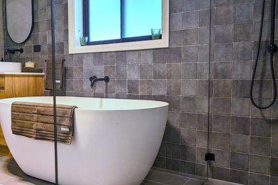 Design ideas for a mid-sized master bathroom in Canberra - Queanbeyan with a freestanding vanity.