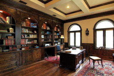 Example of a classic home office design in Houston
