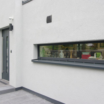 Ratingen. Eingangsbereich mit horizontalem Küchenfenster