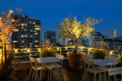 Cette image montre une terrasse sur le toit design avec un garde-corps en matériaux mixtes.