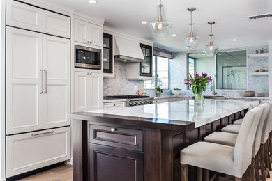 Example of a beach style kitchen design in Los Angeles