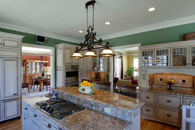 Kitchen - traditional kitchen idea in New York