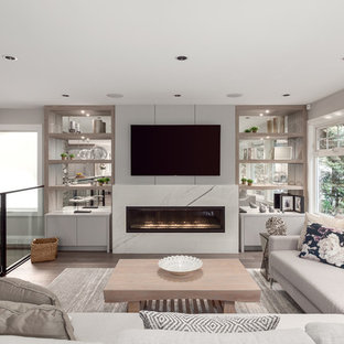 Idéer för stora funkis allrum med öppen planlösning, med grå väggar, en bred öppen spis, en väggmonterad TV, brunt golv, mörkt trägolv och en spiselkrans i trä
