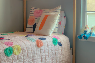ボルチモアにある小さなトランジショナルスタイルのおしゃれな寝室 (無垢フローリング、羽目板の壁) のレイアウト