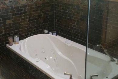 Ejemplo de cuarto de baño principal de estilo americano de tamaño medio con bañera empotrada, ducha empotrada, baldosas y/o azulejos multicolor y ducha con puerta con bisagras