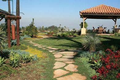 Example of a classic patio design in Los Angeles