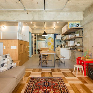 東京23区のエクレクティックスタイルのおしゃれなLDK (グレーの壁、据え置き型テレビ) の写真