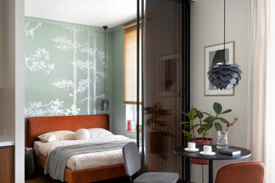 Пример оригинального дизайна: маленькая хозяйская спальня в классическом стиле с бежевыми стенами, темным паркетным полом и коричневым полом для на участке и в саду