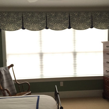 Shaped box pleated valance