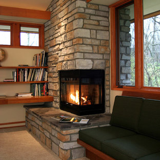 Mittelgroßes Uriges Hauptschlafzimmer mit beiger Wandfarbe, Teppichboden, Eckkamin und Kaminumrandung aus Stein in Cincinnati