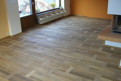 Mittelgroßes, Abgetrenntes Klassisches Wohnzimmer mit oranger Wandfarbe, braunem Holzboden, Kaminofen und braunem Boden in Sonstige