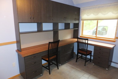 Foto de despacho actual de tamaño medio con paredes azules, suelo de cemento y escritorio empotrado