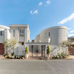 横浜のコンテンポラリースタイルのおしゃれな家の外観 (ベージュの外壁、戸建) の写真