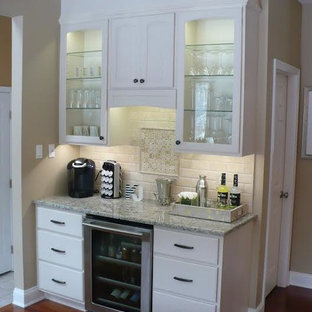 フィラデルフィアのトランジショナルスタイルのおしゃれなホームバー (トラバーチンの床) の写真