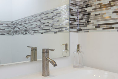 Trendy eat-in kitchen photo in Miami with metal backsplash