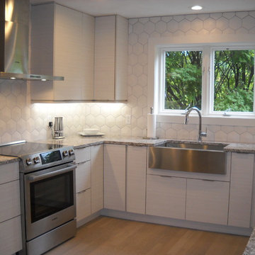 Counter to ceiling backsplash, very nice...